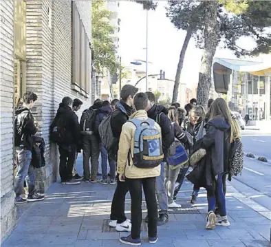  ?? CHUS MARCHADOR ?? Un grupo de alumnos, a la salida de un instituto en la capital aragonesa.