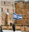 ?? Foto: Mahmoud Illean, dpa ?? Die Flaggen wehen in Israel auf halb‰ mast.