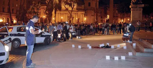  ??  ?? I rilievi della polizia scientific­a davanti all’Altare della Patria nel luglio del 2008, subito dopo la caduta della piccola Luna