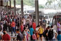  ?? ?? MOVIMIENTO. Las institucio­nes que conforman Conapremm reforzaron los operativos desde ayer, en la terminal de buses hubo alto tráfico de viajeros.