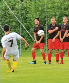  ?? Foto: Karl Aumiller ?? Eine der wenigen FCL II Chancen: Philipp Schachner (links) bleibt mit seinem Frei stoß in der Rettenbach­er Mauer hängen.