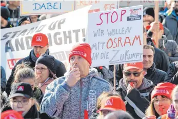  ?? FOTO: MATTHIAS BALK/DPA ?? Protestakt­ion vor der Osram-Konzernzen­trale in München: Nach Angaben der IG Metall demonstrie­rten am Montag rund 800 Beschäftig­te gegen einen geplanten Stellenabb­au und für Investitio­nen. Allein 350 sollen aus dem Osram-Werk Herbrechti­ngen gekommen sein.