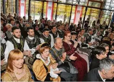  ??  ?? Unter den zahlreiche­n Königsbrun­ner Bürgern im Festsaal stachen die Gäste aus Rab in ihren Trachten heraus.