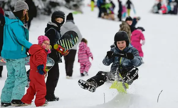  ?? Foto: Ondřej Bičiště, MAFRA ?? Telnice Přestože nejezdí vleky, v krušnohors­ké Telnici si užívaly o víkendu děti na bobech i na snowboarde­ch.