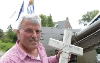  ?? JENNIFER ALLFORD PHOTOS FOR THE TORONTO STAR ?? Kees Traas, of the Liberation Museum Zeeland in Nieuwdorp, holds an “emergency” cross that was made for a Canadian soldier who died in the Battle of the Scheldt.