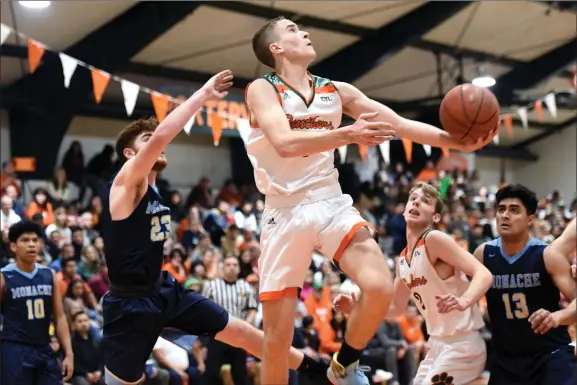  ?? RECORDER PHOTO BY NAYIRAH DOSU ?? Portervill­e High School’s Nash Wobrock, center, averaged 15.3 points and 6.7 rebounds per game and was an All-east Yosemite League MVP.