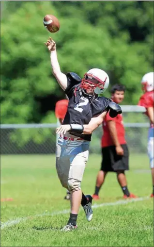  ?? TANIA BARRICKLO — DAILY FREEMAN ?? Red Hook starting quarterbac­k Nick Morrissey passes during recent practice.