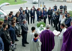  ??  ?? Bara bianca Parenti e amici sul sagrato della chiesa di Concamaris­e, ieri per l’ultimo addio a Matteo Papotti, studente di 18 anni morto in un incidente stradale avvenuto a Sanguinett­o