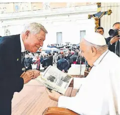  ?? FOTO: STALDER ?? Werner Stalder hatte eine Dokumentat­ion über die Diözese Anatuya mit nach Rom genommen.