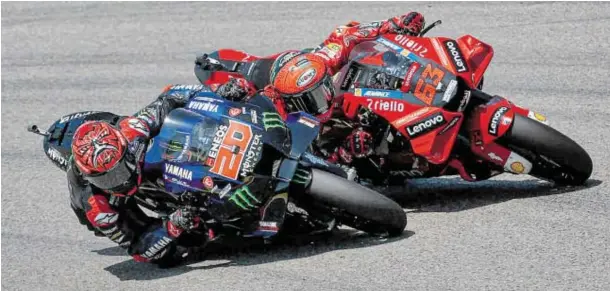  ?? BILD: SN/APA/AFP/RONNY HARTMANN ?? Mit diesem Überholman­över nach dem Start eroberte Fabio Quartararo (links) die Führung von Francesco Bagnaia.