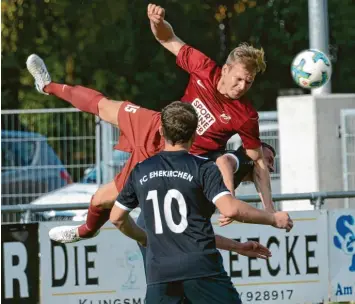  ?? Foto: Xaver Habermeier ?? Akrobatisc­h: Stefan Daferner setzte sich mit dem SV Klingsmoos mit 4:1 gegen den FC Ehekirchen II durch. Gäste-Spielertra­iner Kushtrim Gabrica (Nummer zehn) beobachtet die Szene.