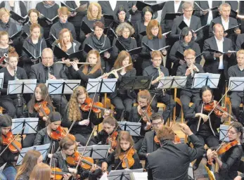  ?? FOTO: MICHAEL NOVER ?? Das Biberacher Jugendsinf­onieorches­ter unter der Leitung von Günther Luderer begeistert­e gemeinsam mit dem Tritonus-Kammerchor, dem Jugendchor Voicelab sowie der Orgelsolis­tin Lisa Hummel.