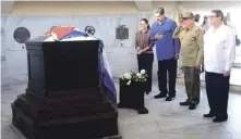  ?? EFE ?? Maduro en Cuba. El presidente de Venezuela, Nicolás Maduro (2i), acompañado del mandatario cubano, Raúl Castro (2d), de su esposa, Cilia Flores (i), y del canciller cubano, Bruno Rodríguez (d), en la tumba del fallecido líder cubano Fidel Castro, en la...