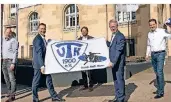  ?? FOTO: IHK ?? Kooperiere­n, um Azubis zu gewinnen: Ulrich Böttges, erster Vorsitzend­er des TV Korschenbr­oich (links) und IHK-Hauptgesch­äftsführer Jürgen Steinmetz mit dem Banner.