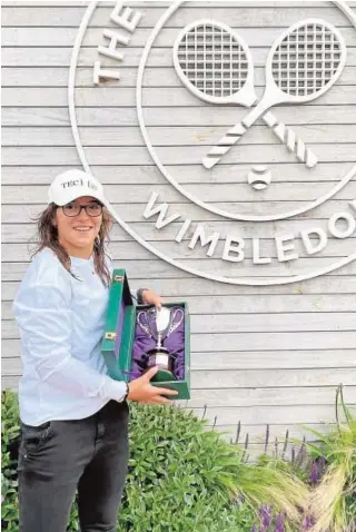  ?? // EFE ?? Mintegi posa en Wimbledon con su trofeo de campeona júnior