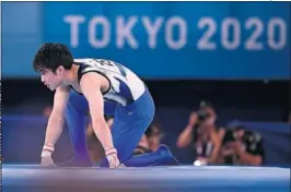  ??  ?? Kohei Uchimura, en la colchoneta tras caerse en su ejercicio.