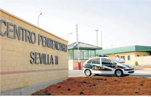  ?? D. S. ?? Un patrullero de la Policía Nacional sale de la cárcel de Sevilla-II, en Morón de la Frontera.