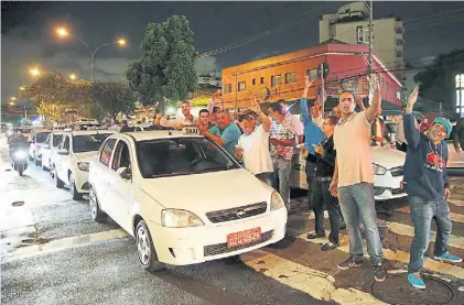  ??  ?? Protestas en todos lados. Como ocurrió en Buenos Aires, los taxistas paulistas se manifestar­on contra Uber.