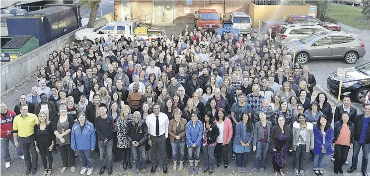  ?? PHOTOGRAPH COURTESY OF ALBERTA BLUE CROSS ?? Official 2015 Alberta Blue Cross employee group photograph: Each year, employees at headquarte­rs in Edmonton take a break,
head down to street level and join in on a team photo.