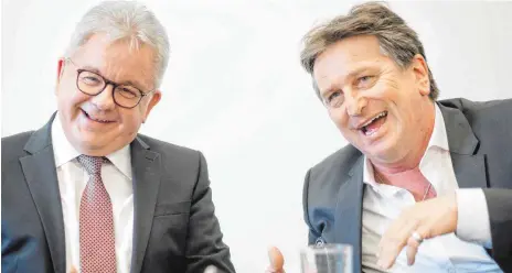  ?? FOTO: CHRISTOPH SCHMIDT ?? Gut gelaunte Minister: Guido Wolf (CDU/links) und Manfred Lucha (Grüne) beim Interview mit der „Schwäbisch­en Zeitung“.