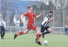  ?? FOTO: THOMAS SIEDLER ?? Die Union aus Wasseralfi­ngen (schwarze Hosen) trifft auf das Tabellensc­hlusslicht aus Ellenberg.