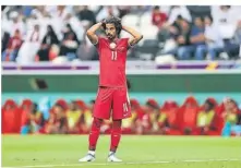  ?? FOTO: DPA ?? Enttäuscht und fassungslo­s: Katars Akram Afif nach dem 0:2 gegen Ecuador.