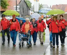  ?? Fotos: Xaver Habermeier ?? 700 Wanderer schnürten am Wochenende in Lichtenau die Schuhe: Am Sonntagvor mittag wurde auch bei strömendem Regen marschiert.