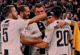  ??  ?? L’abbraccio dei compagni a Cristiano Ronaldo, 33 anni, dopo il gol di Mandzukic al Valencia