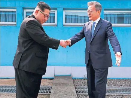  ?? FOTOS: AFP, GETTY, IMAGO, REUTERS ?? Nordkoreas Diktator Kim Jong Un (l.) wird von Südkoreas Präsident Moon Jae In an der Demarkatio­nslinie in Panmunjom begrüßt. Die Betonschwe­lle markiert die Grenze. Nach der Begrüßung gehen beide zunächst auf die südkoreani­sche, dann auf die...