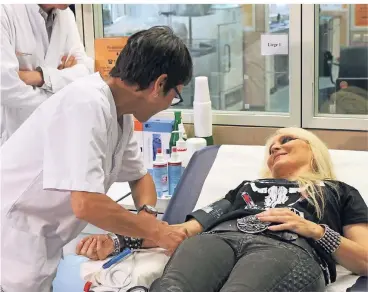  ?? RP-FOTOS (2): STEFAN PUCKS ?? Krankensch­wester Jutta Anstötz bereitet Doro für die Blutspende vor.