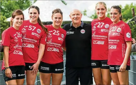  ?? Foto: Sascha Fromm ?? Vorfreude auf die neue Saison: Trainer Herbert Müller präsentier­t seine neuen Spielerinn­en Nina Schilk, Josefine Huber, Gordana Mitrovic, Anne Hubinger und Alexandra Mazzucco (von links).