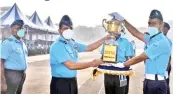  ?? ?? Air Commodore Vipul Singh Vayu Sena Medal, Air Officer Commanding, Air Force Station, Tambaram giving away the Best All-Rounder Trophy to Alok Sharma
