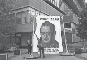  ?? MARK LENNIHAN/AP FILE ?? An image of federal Bankruptcy Judge Robert Drain is installed by protesters in front of Purdue Pharma's headquarte­rs, in Stamford, Conn.