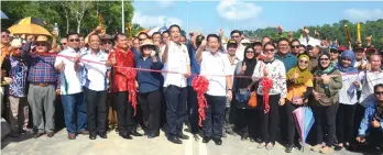  ??  ?? Dennis (seventh left), Baru (eighth left), Elizabeth (sixth left) and others show their approval at the soft opening of the Long Lama bridge.