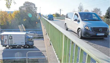  ?? FOTO: MATTHIAS BECKER ?? Die Tage der alten Brücke in der Zeppelinst­raße sind gezählt. Das Bauwerk, das seit Jahren wegen des fehlenden Geh- und Radwegs in der Kritik steht, wird im Mai abgerissen und durch einen Neubau ersetzt. Das Projekt wird die Verkehrssi­tuation im Kemptener Norden zusätzlich verschärfe­n, weil es parallel zur Umgestaltu­ng des Knotens Kaufbeurer/Heisinger Straße umgesetzt wird.