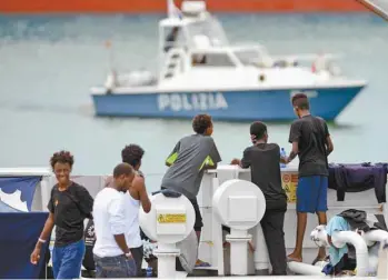  ?? GIOVANNI ISOLINO AGENCE FRANCE-PRESSE ?? 150 migrants sont toujours coincés sur le Diciotti, dans un port sicilien, alors qu’ils ont été secourus le 15 août.