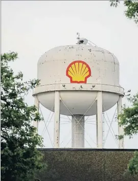  ?? COLE BURSTON / BLOOMBERG ?? Instal·lacions de Shell en un poble canadenc