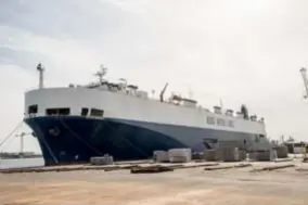  ??  ?? De City of Antwerp is op weg naar een werf in Turkije. Volgens sommigen zou het schip in de toekomst gebruikt worden om vluchtelin­gen in de Middelland­se Zee op te pikken.
FOTO PATRICK DE ROO