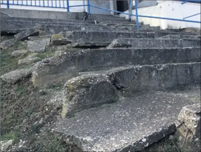  ??  ?? MAKSIMIR se raspada (gore), a nitko ništa ne poduzima. Bilo je ranih ideja za novi stadion, jedna od njih bio je i “Plavi vulkan” na Kajzerici (dolje)