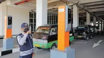  ?? DIPTA WAHYU/JAWA POS ?? MANUAL: Deretan angkot di TIJ. Sistem e-payment belum bisa direalisas­ikan.