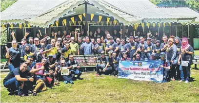  ??  ?? UNTUK ALBUM: Dr Hazland (berdiri tengah) merakam kenangan bersama para peserta Seminar SABERKAS Demak Laut 2017, di Kuching baru-baru ini.