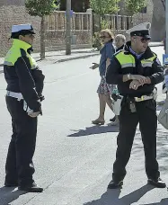  ?? (Foto Bergamasch­i) ?? Il lenzuolo Foro scattate ieri mattina in via Santa Maria in Vanzo, a Padova. Sotto il telo bianco, il corpo della vittima