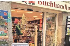  ?? RP-FOTO: A. RÖHRIG ?? In der Buchhandlu­ng Dietsch in Benrath sehen die Kunden an einem Ampelsyste­m, ob sie den Laden betreten dürfen.