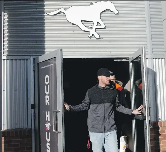  ?? LEAH HENNEL ?? Calgary Stampeders quarterbac­k Bo Levi Mitchell conducted his exit interviews and packed his things up at McMahon Stadium on Tuesday.