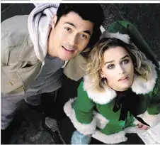  ??  ?? Verliebt: Henry Golding und Emilia Clarke in „Last Christmas“