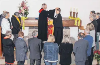  ?? FOTO: RICHARD MOOSBRUCKE­R ?? Herzlich willkommen geheißen wurde die neue Pfarrerin Dorothee Kommer.