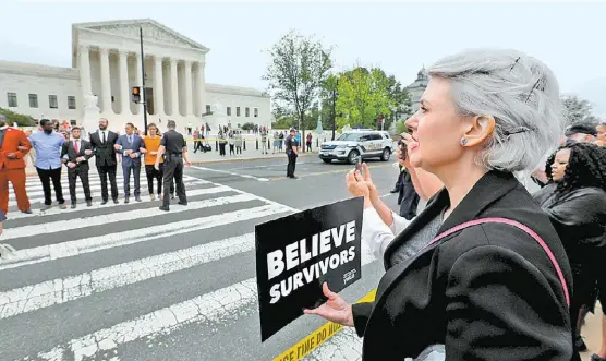  ?? REUTERS ?? Inconforme­s protestan contra la designació­n frente a la Suprema Corte, mientras otros son arrestados.