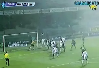  ??  ?? Sopra: lo storico gol di Lucarelli ad Auxerre che valse il passaggio ai sedicesimi. In alto: Cristiano Lucarelli. A lato: Daniele Arrigoni