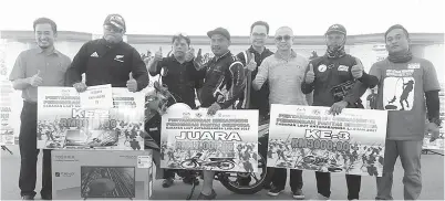  ??  ?? AJAMAIN (lima kanan), Muhamad Fakhiri (dua kiri) dan Mohd Azman (dua kanan) bersama hadiah yang dimenangi. Turut kelihatan Rozman (tiga kanan), Mahathir (kiri) dan Murshidi (kanan).