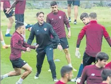  ?? FOTO: JUAN ECHEVERRÍA ?? Intensidad Berizzo, ayer en un rondo con Ganea y Berchiche